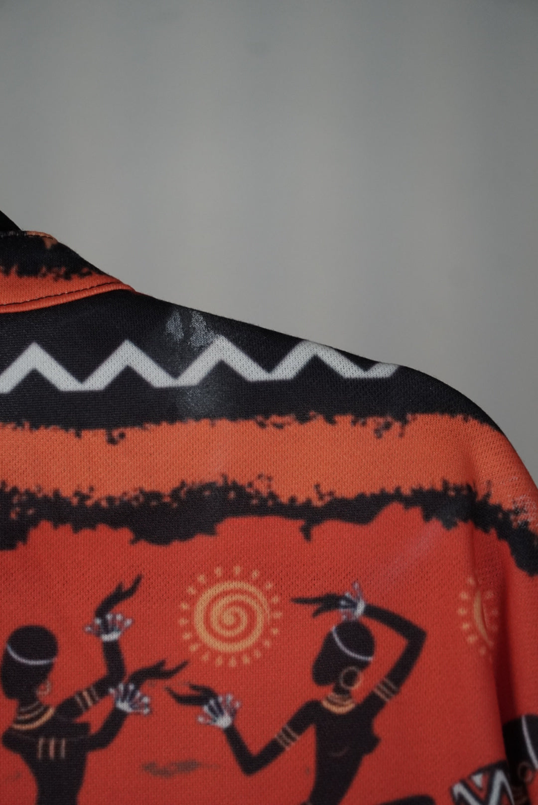 Pull orange a motif africains