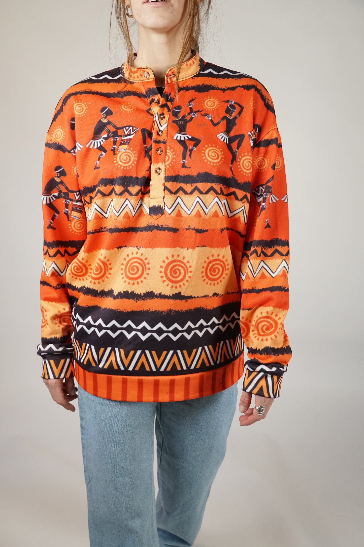 Pull orange a motif africains