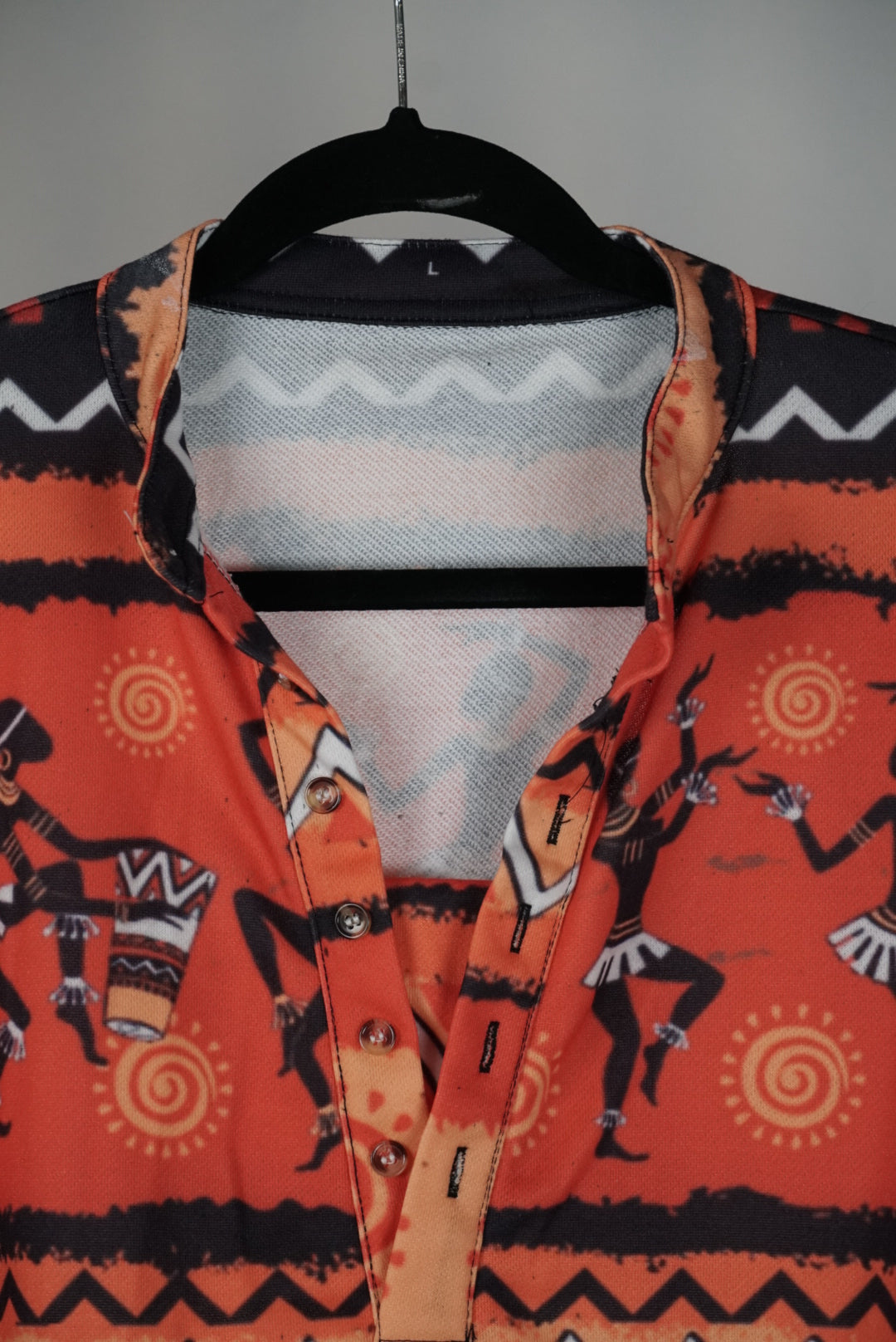 Pull orange a motif africains