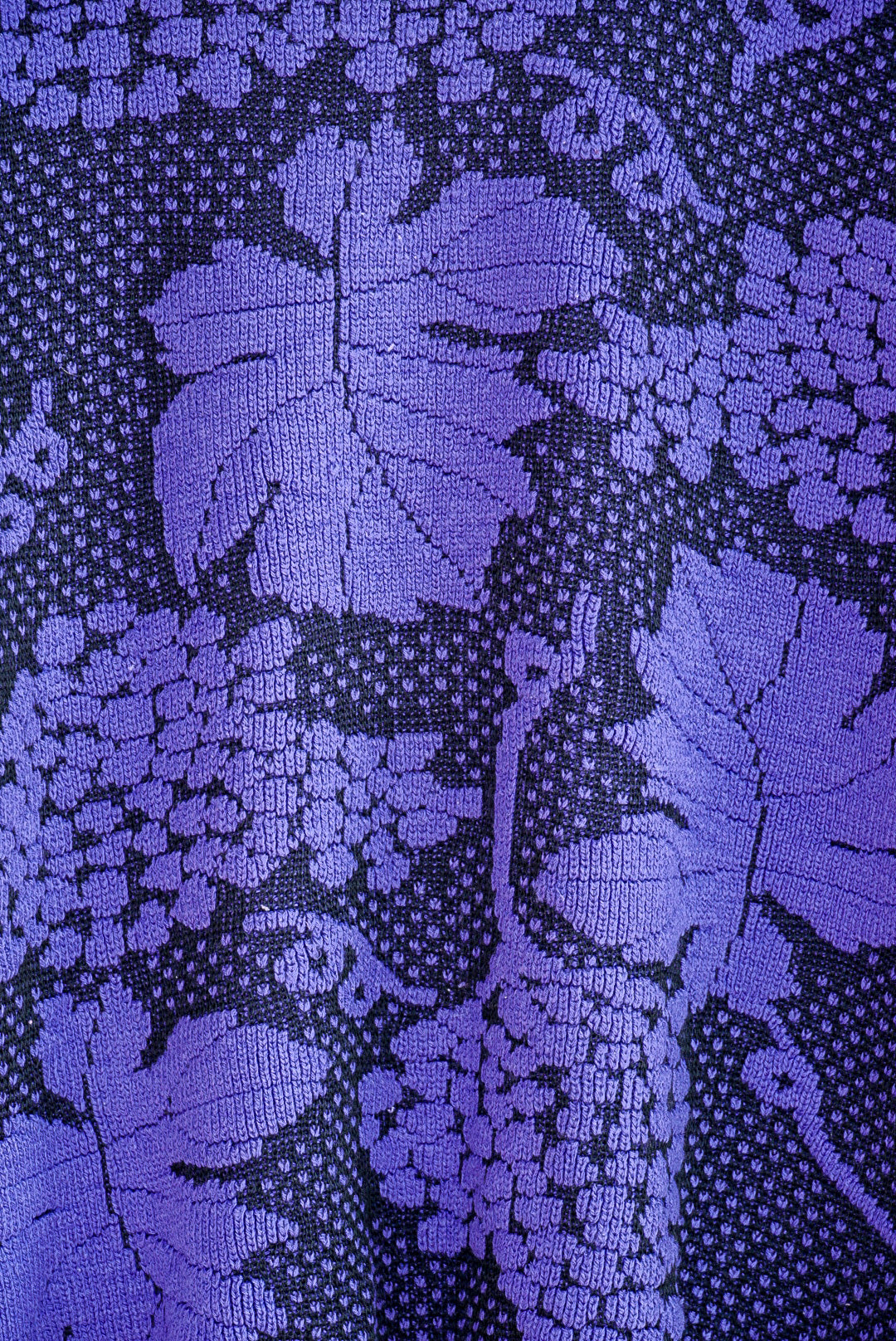 Pull violet feuille de vigne et raisin