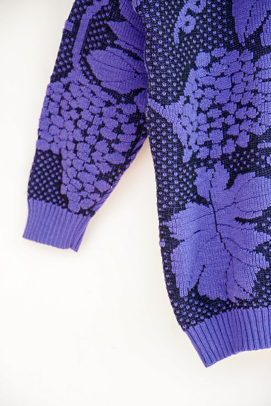 Pull violet feuille de vigne et raisin