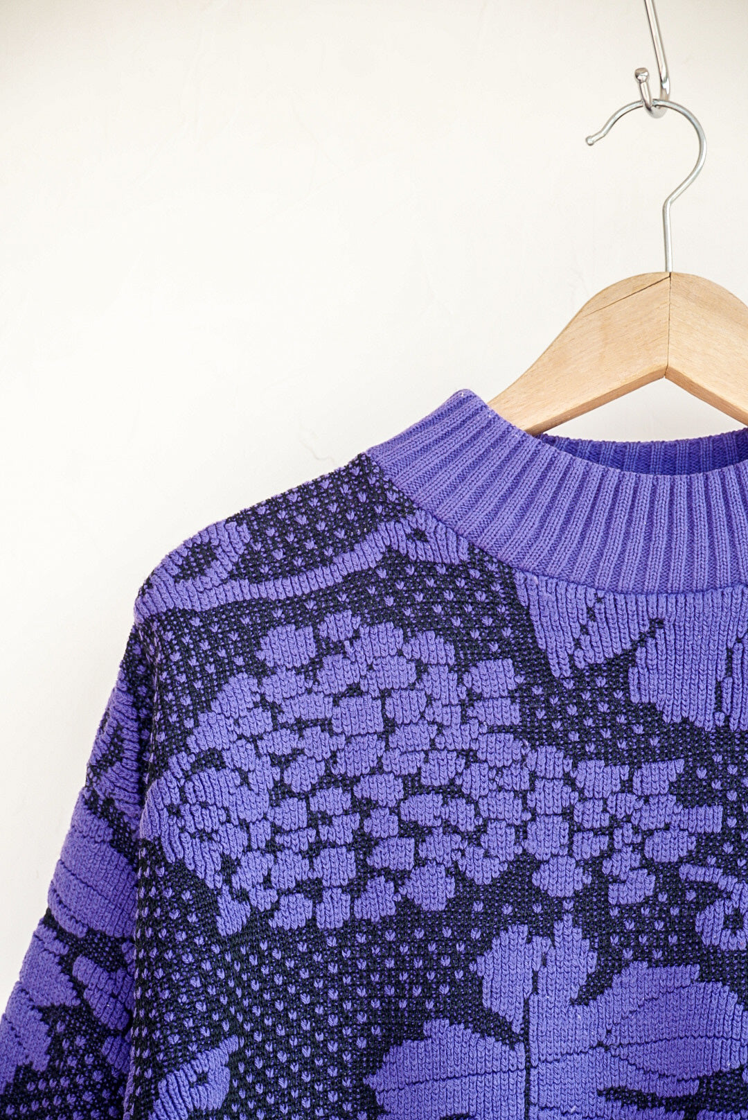 Pull violet feuille de vigne et raisin