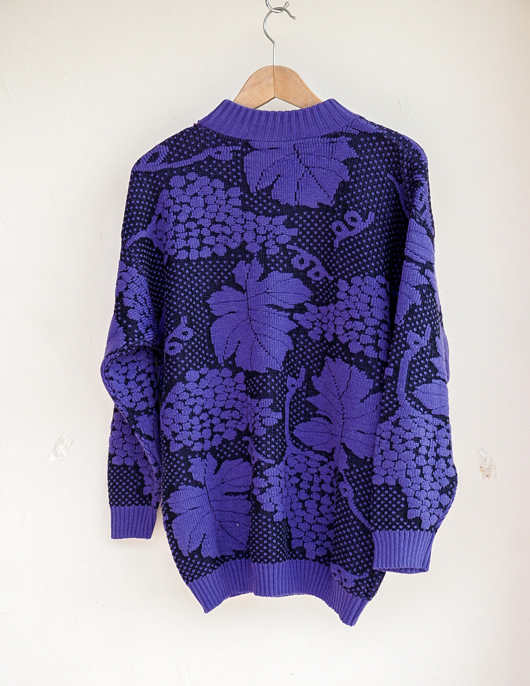 Pull violet feuille de vigne et raisin