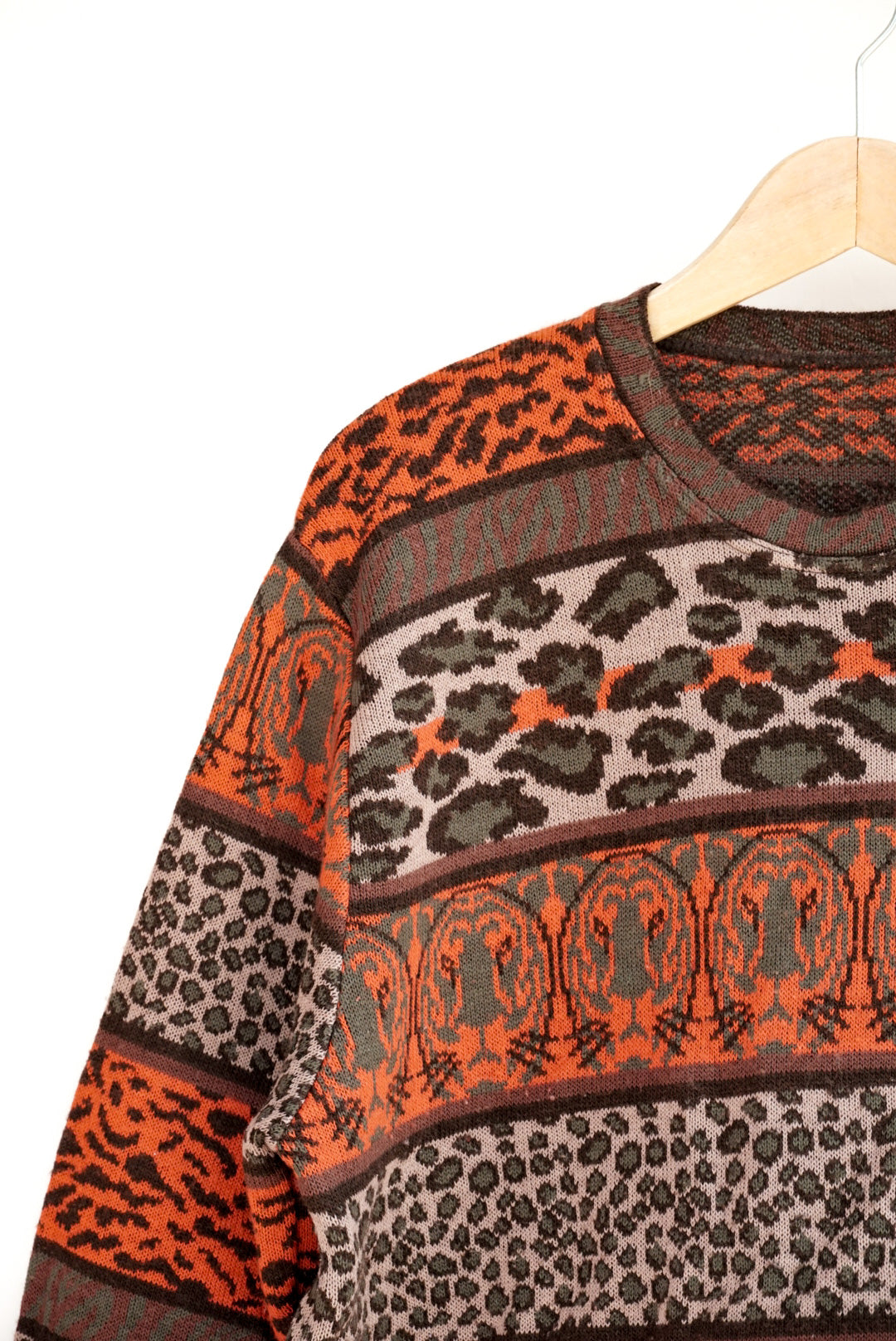 Pull orange à motif animal