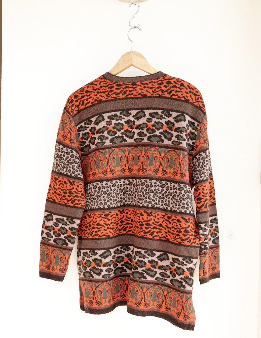 Pull orange à motif animal