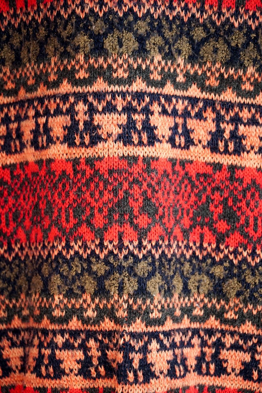 Pull rouge motif géométrique