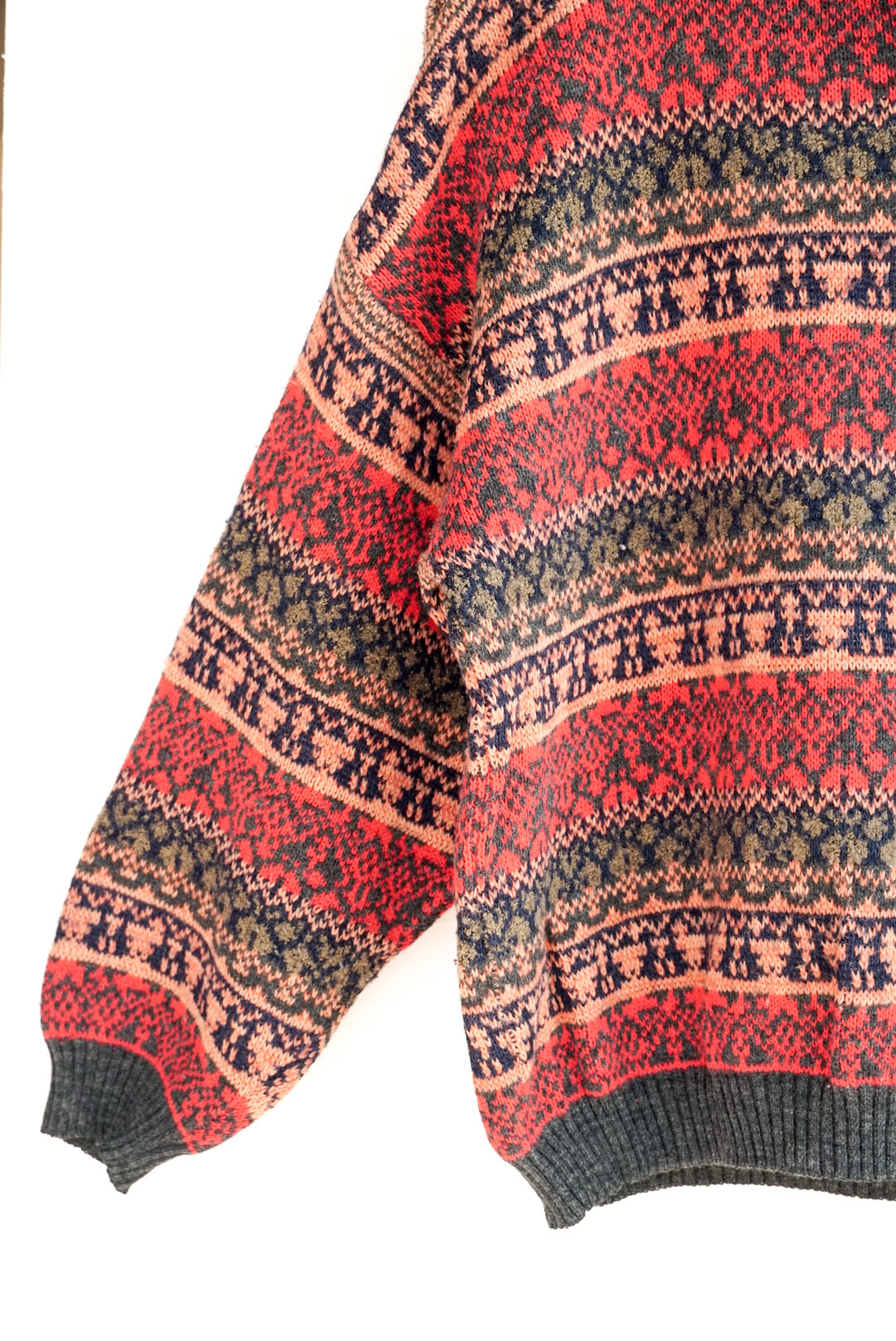 Pull rouge motif géométrique