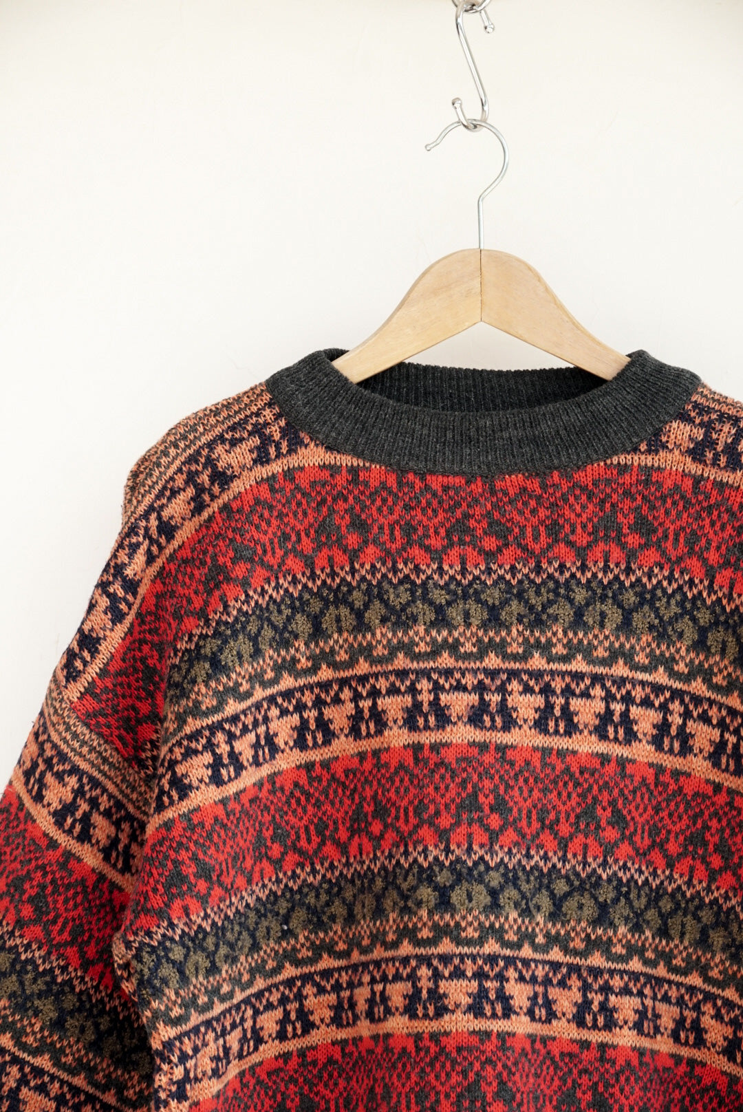 Pull rouge motif géométrique