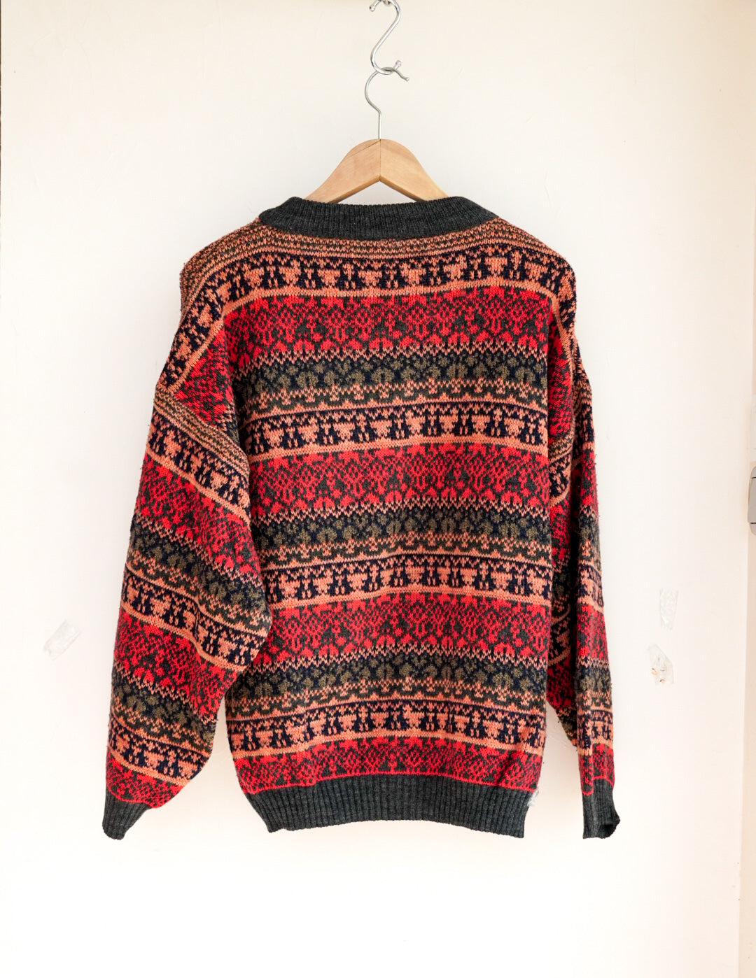Pull rouge motif géométrique