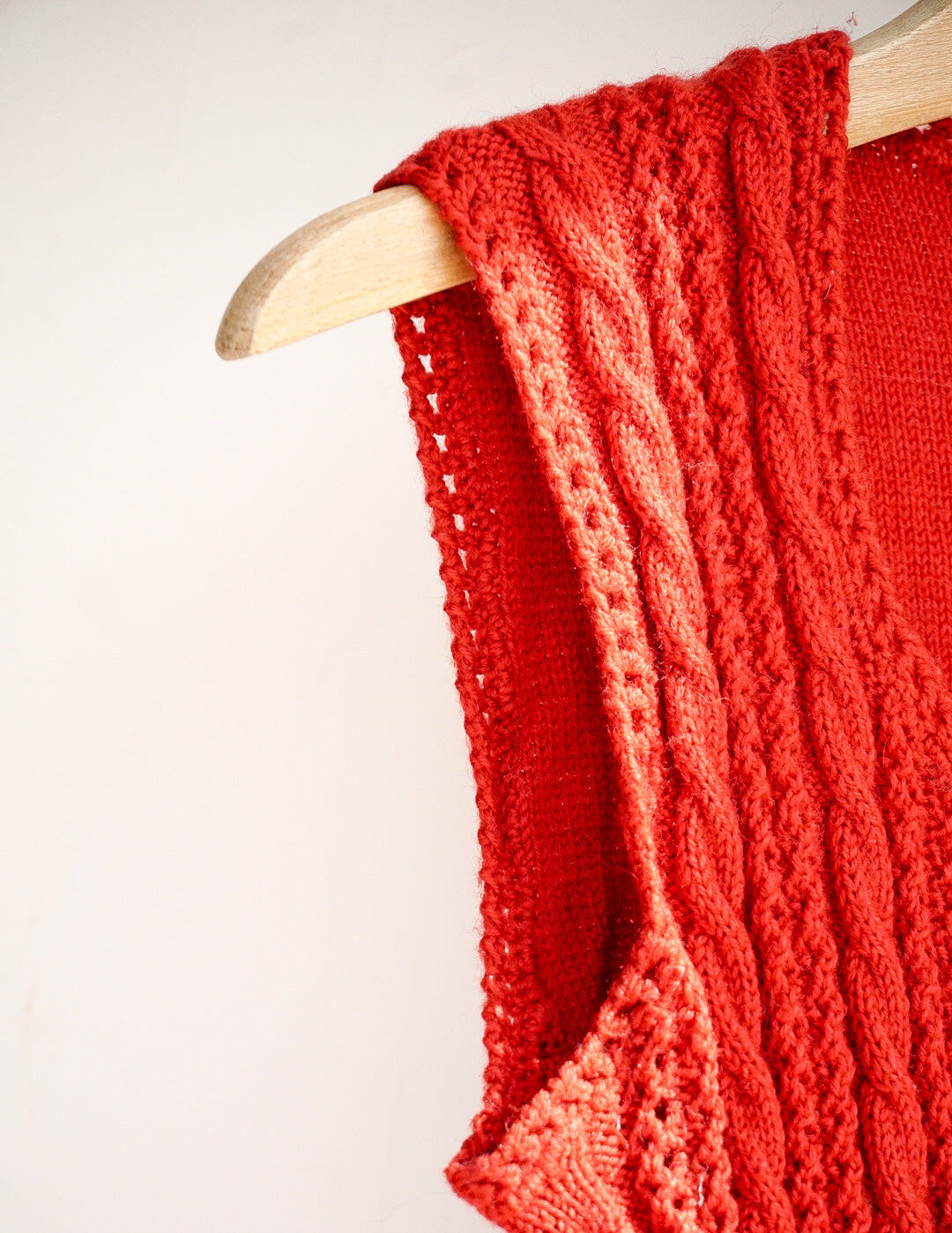 Gilet sans manches rouge en maille