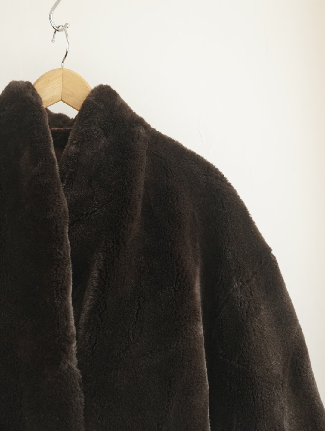 Manteau court en fourrure marron