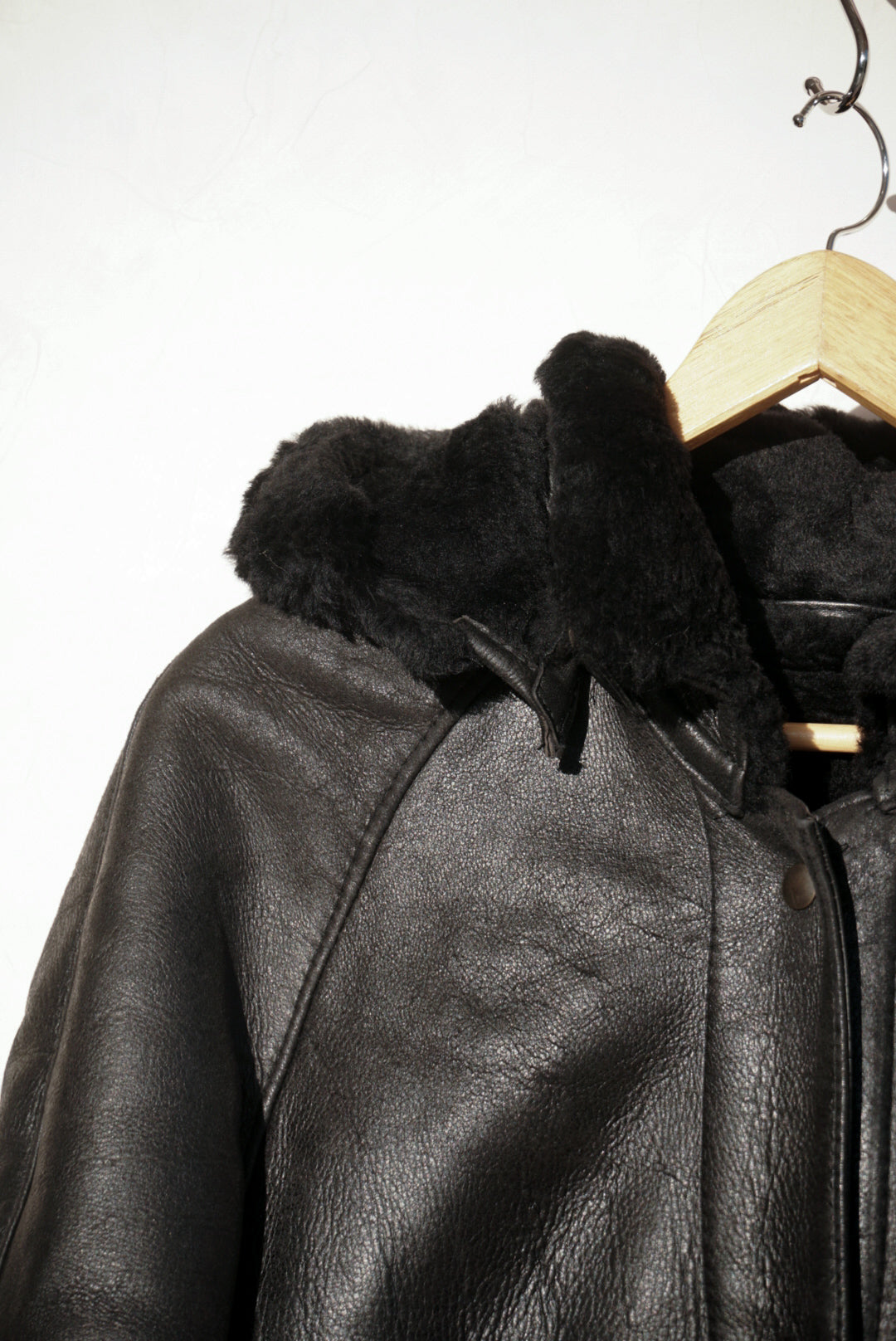 Manteau noir peau lainée à capuche