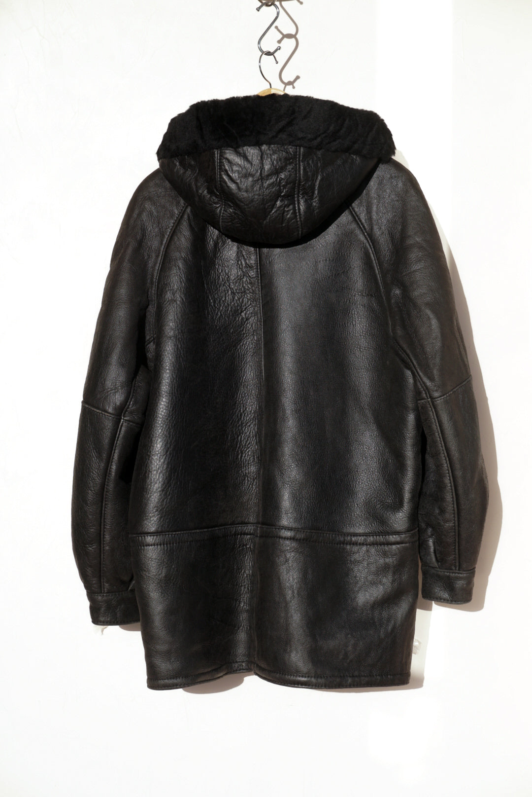 Manteau noir peau lainée à capuche