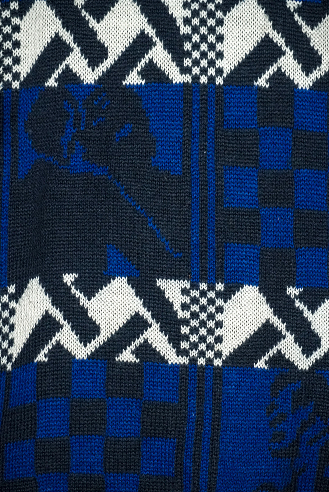 Pull bleu à motif geomtrique