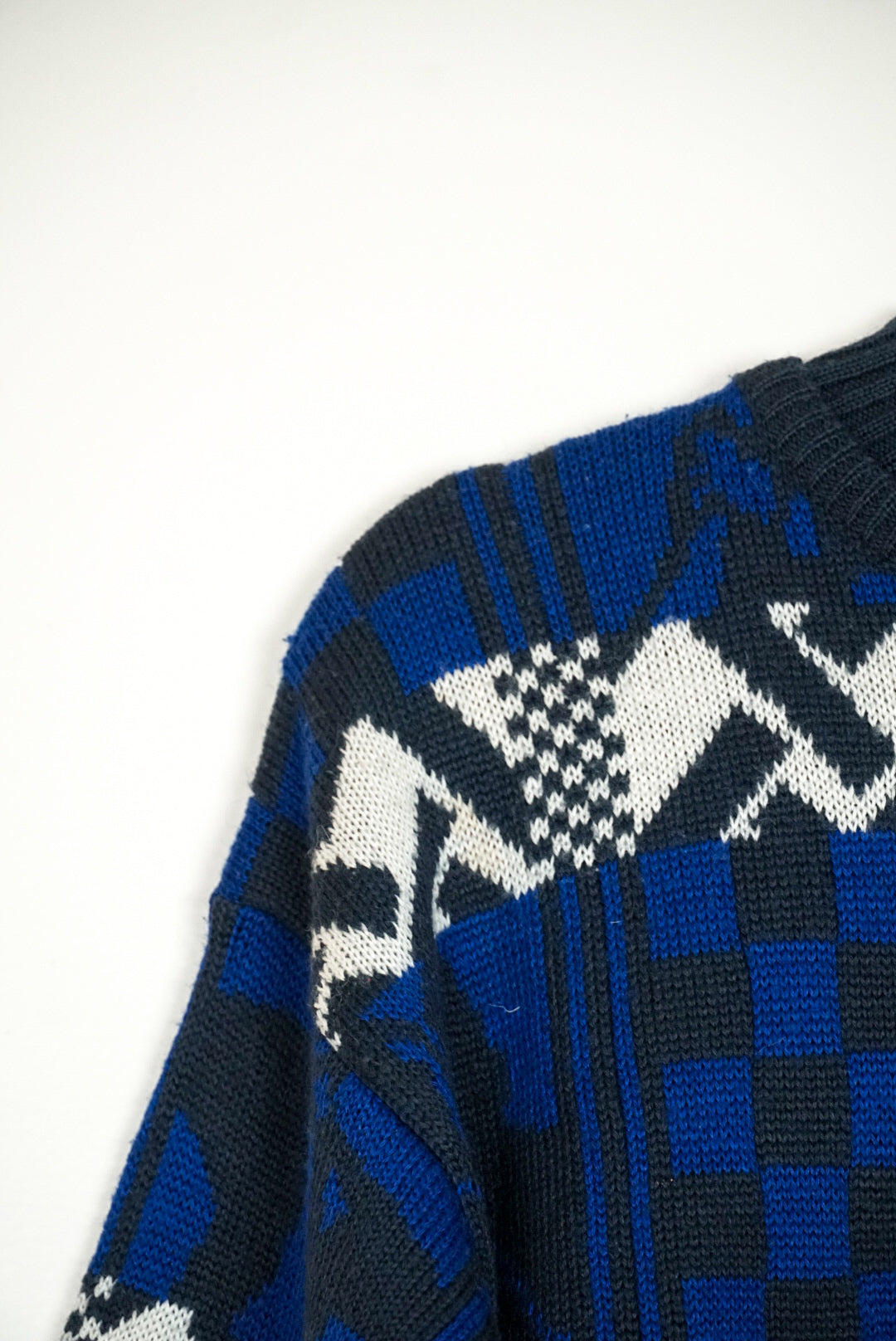 Pull bleu à motif geomtrique