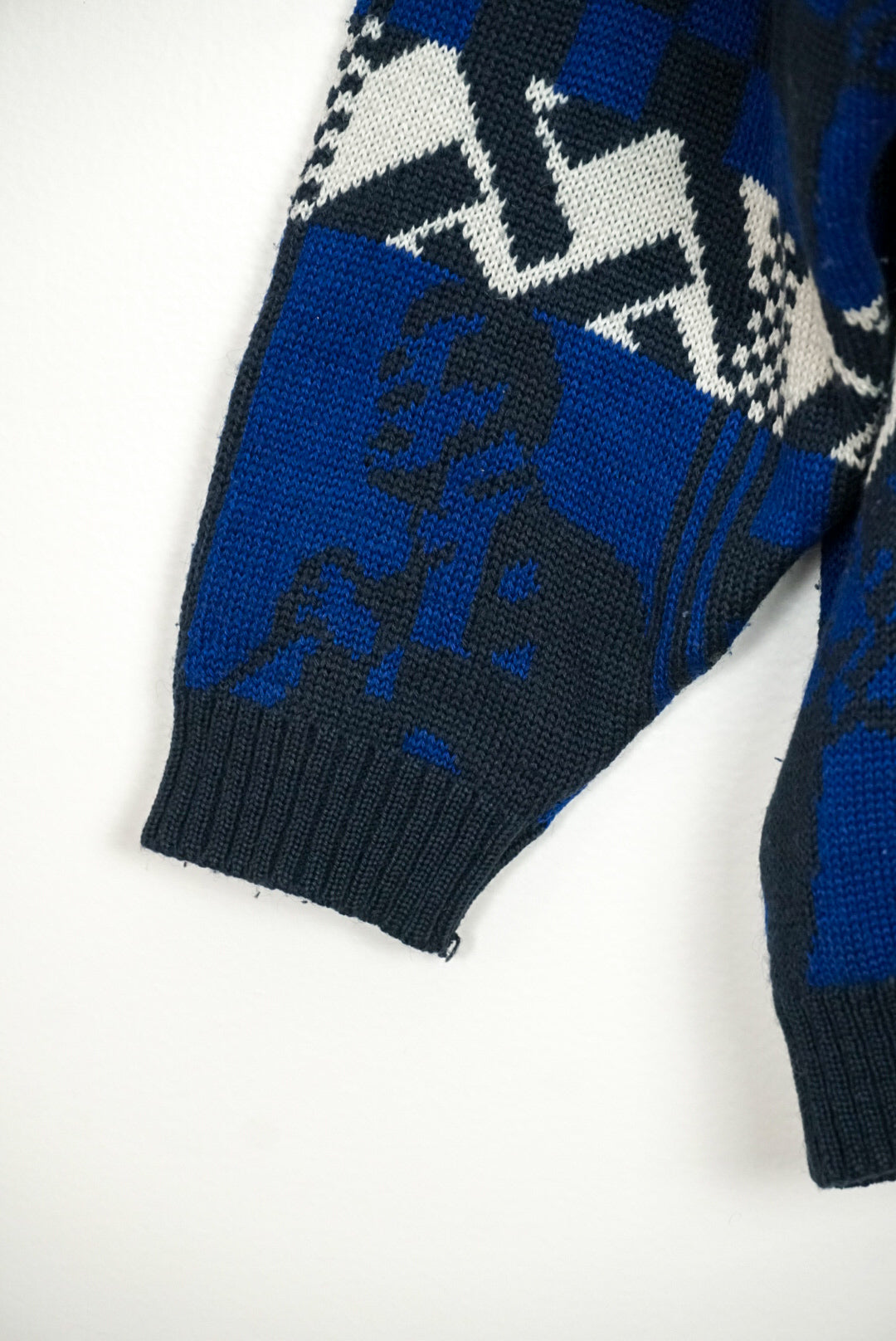 Pull bleu à motif geomtrique