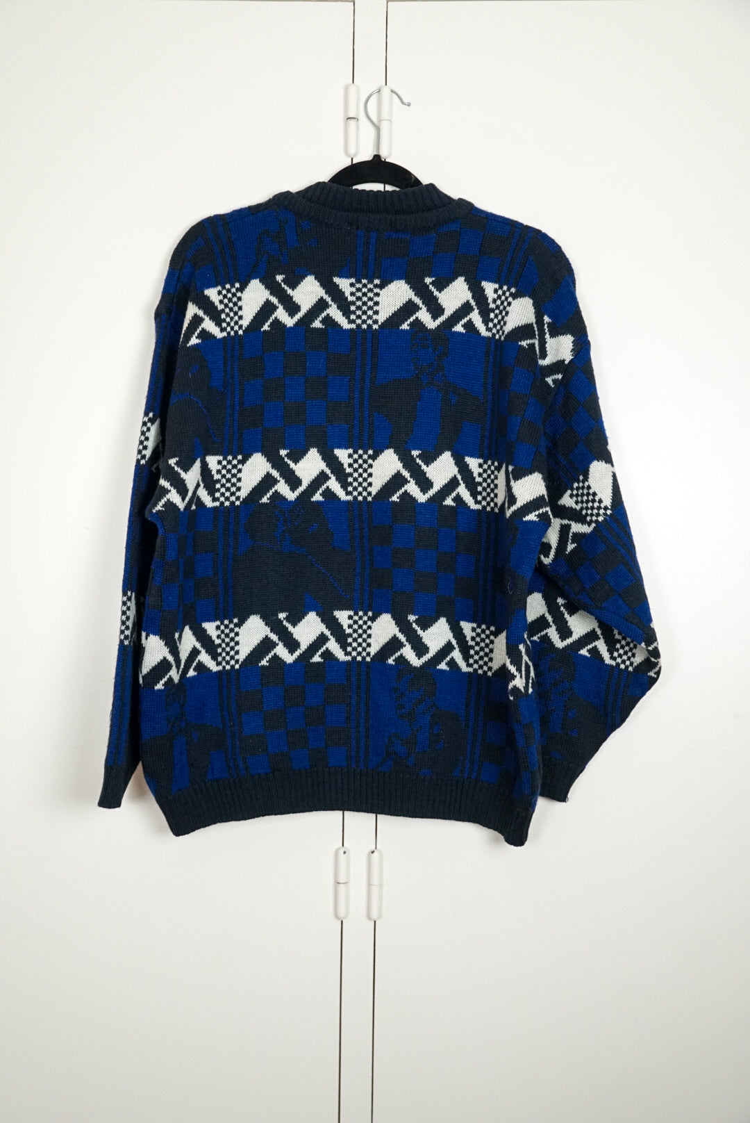 Pull bleu à motif geomtrique