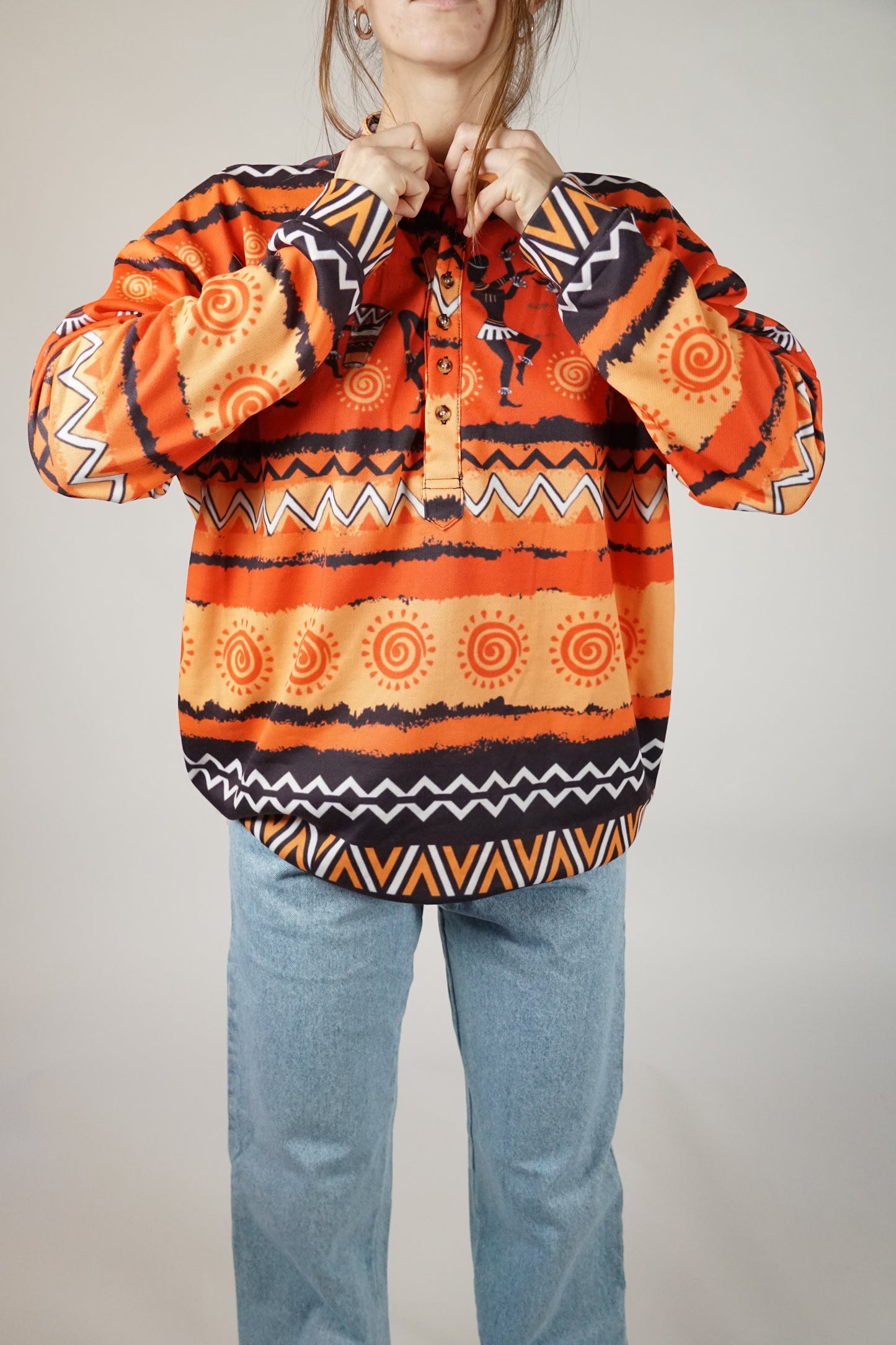 Pull orange a motif africains