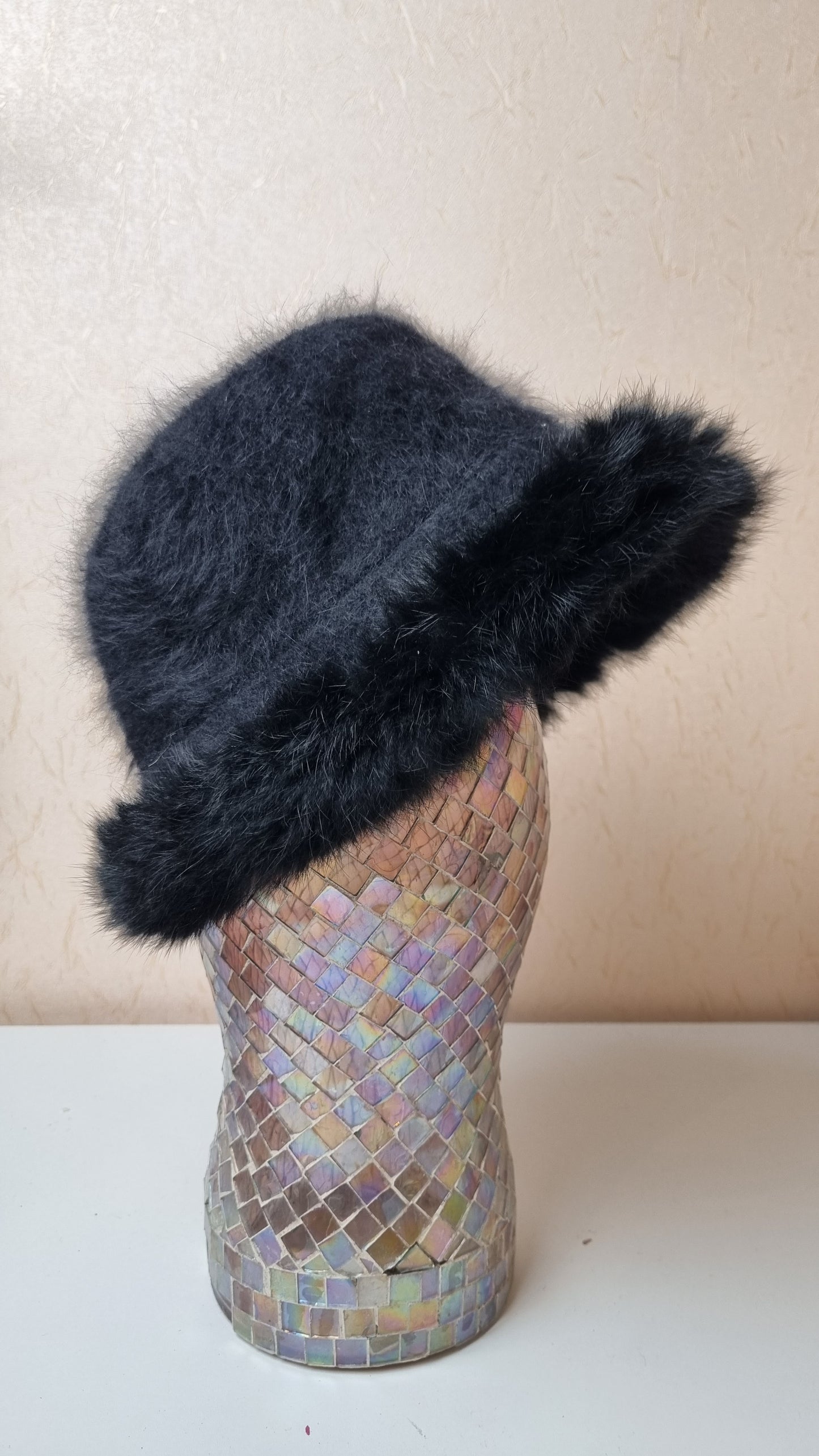 Chapeau noir en angora