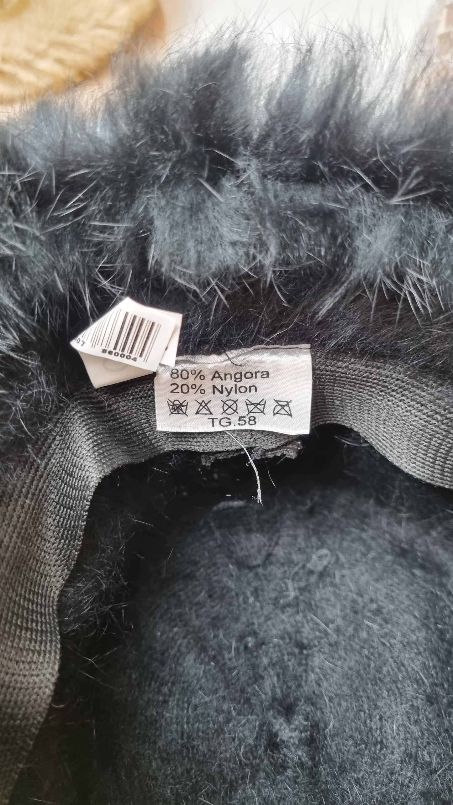 Chapeau noir en angora