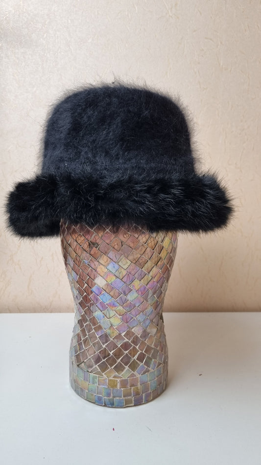 Chapeau noir en angora